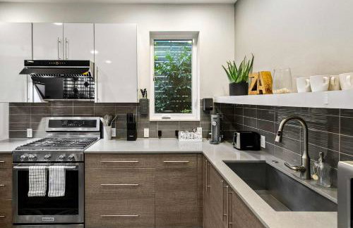 Lake & City View Modern Retreat w AC - Photo 9