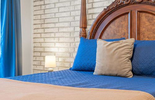 Lakefront Retreat with Deck, Movie Room and Yard - Foto 35