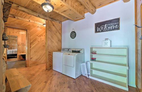 The Red Pine Cabin with Private Pond and Dock! - Foto 12