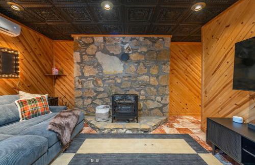 6 Br Cabin Hot Tub Fire Pit Min to Hatley Pointe - Foto 43