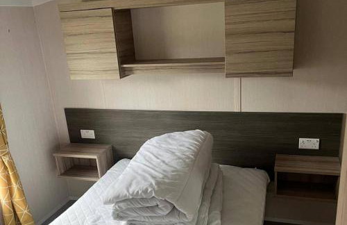 Caravan- Sleeps 6 2 Bedrooms - Thurston Manor - Photo 3