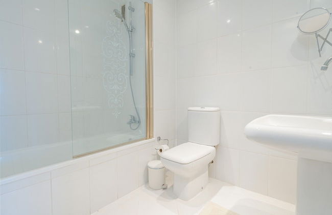 Modern Marbella Getaway - Photo 12