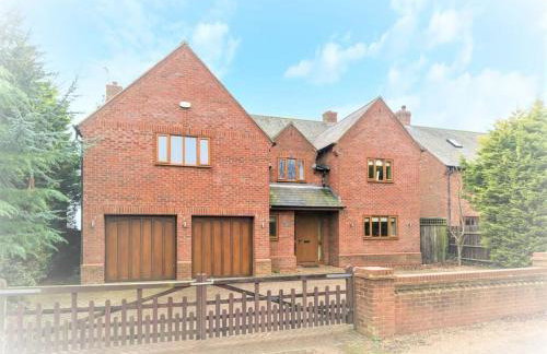 Spacious Home, 6 large bedrooms, full sky package, sleeps 14 - Foto 1