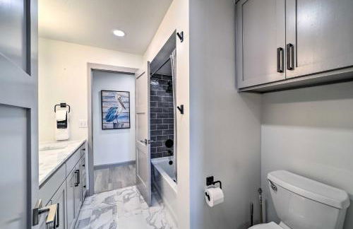 Balcony and Lake View Modern Condo in Monkey Island - Foto 15