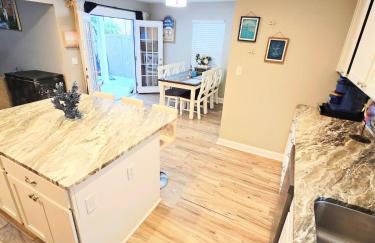 5 Mins from beach and has pool, hot tub, games, pet friendly - Foto 44