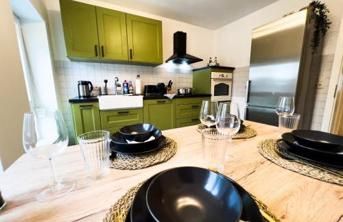 KUELhome - STYLISCHE ZENTRALE WOHNUNG MIT KÜCHE UND PARKPLATZ IN SEITENSTRAẞE - Foto 23