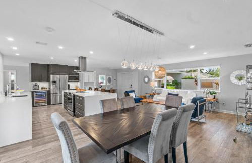 Seven Palms Waterfront- Private Dock, Heated Pool & Lanai -Walk to beach! by Maven Vacation Rentals - Foto 15