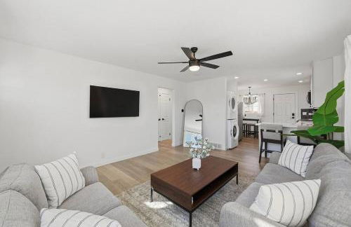 Cozy 2BR Retreat with Backyard Lounge - Foto 11