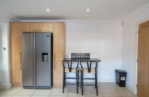 Emirates House, Luxe 5 Bed, with King sized Beds, next to Aiport & NEC, JLR 5 mins - Foto 48