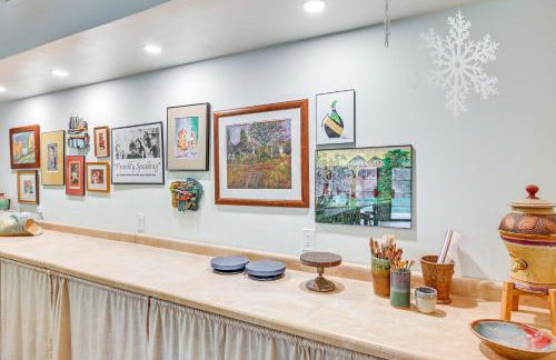 8 Mi to Lake Michigan Creative Retreat with Deck! - Foto 23