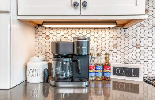 Hot Tub and Scenic Views at The Bailey Lodge - Foto 25