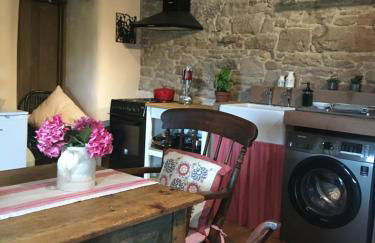 Historic converted byre in courtyard of 16C house - Foto 6