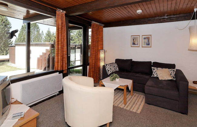 Wooden Chalet with Terrace near Swimming Lake - Foto 3