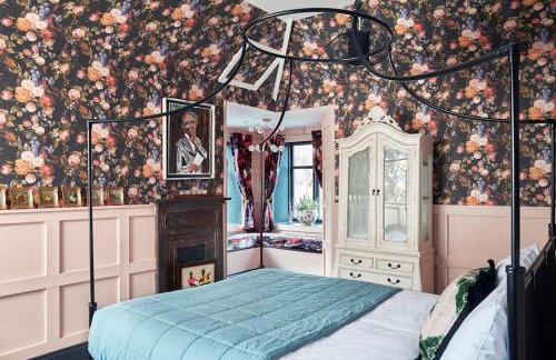 Ty Pandy Eclectic Luxury Family cottage Sleeps 8 adults and 2 children - Photo 18