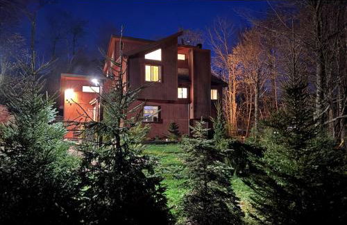 Bool Bear Lodge a pet friendly Pocono Vacation Home with Fireplace, BBQ and more - Foto 42