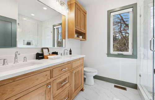 Lakeside Luxe-Lake Access-Hot Tub-Amazing Patio - Foto 29