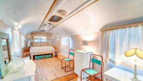 Luxury Airstream Campsite Nestled Beneath Oak Trees Outside of Austin, Texas - Foto 4