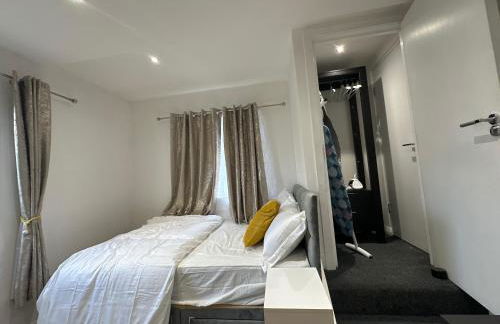 1st Studio Flat With full Private Toilet And Shower With its Own Kitchenette in Keedonwood Road Bromley A Fully Equipped Independent Studio Flat - Photo 55