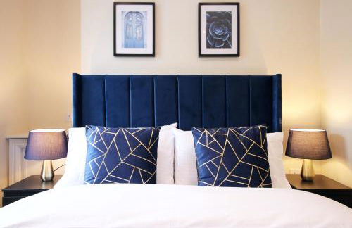 LUXURY 4 Bedroom 4 Ensuite Home in Penarth (Pool Table Games Room & BBQ Garden) with Sea Views - Photo 30