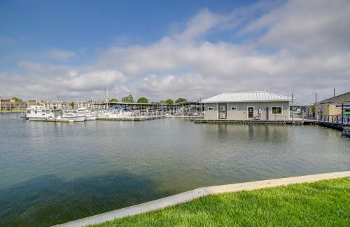 Chic Montgomery Condo with Balcony and Pool Access! - Foto 1