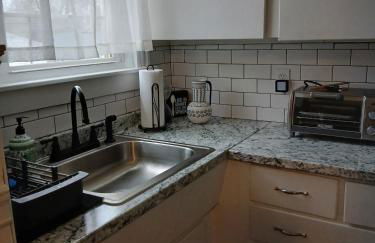 Cozy Urban Retreat - Photo 10