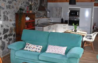 La Antigua Cuadra es un alojamiento de piedra y altos techos de madera con mucho encanto, jardín privado con barbacoa y acceso al río Asón - Foto 16