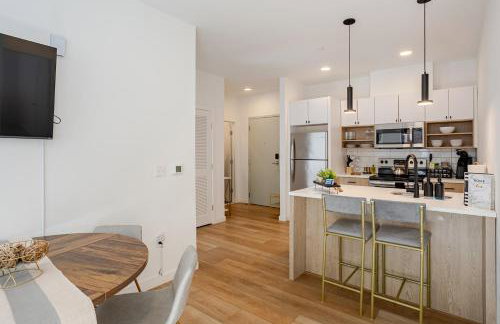 Modern & Spacious 2BR Apartment with Gym & Parking - Photo 18