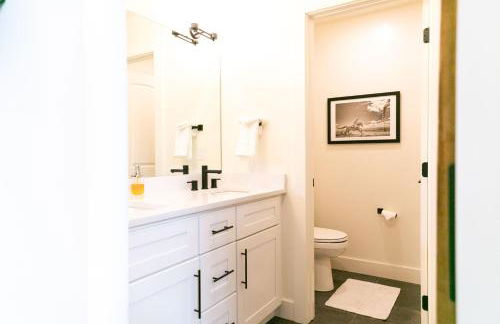 LUX Modern Chalet, Pool & Hot Tub, 10 Mins to the Mountain & Incredible Views - Photo 7