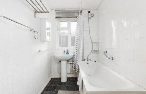 New! Inviting 1BR Flat by Richmond Park with Parking - Foto 11