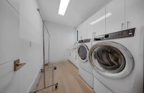 LVS Villa Blanco 5BR Coastal Oasis with Rooftop Sunset Deck Heated Pool Spa & Walk-to-Beach Access - Foto 78