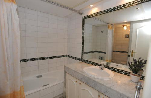 Bonito piso con jardines y piscina - Foto 30