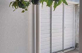 Garagem para 3 carros Morada Valentim é uma Casa dois quartos climatizada em Paracuru, 2 decks, piscina, portão automático, cerca elétrica com conforto e qualidade para você! - Foto 12