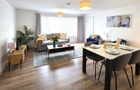 Modern One Bed Flat at Dawe Luxury Suites - An Entire Apartment near Ely Cathedral & Train Station - The Perfect Gateway to Explore Ely, Cambridge, Norfolk & London - Sleeps up to 4 - Photo 1