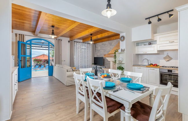 Stylish Villa With Swimming Pool and Garden - Photo 7