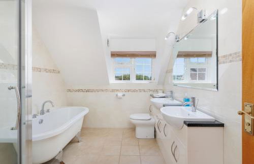 Rookley Farm Lodge Charming Manor Pool House with Heated Pool, Tennis Court & Gardens - Isle of Wight Rural Countryside Escape - Foto 36