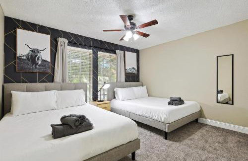 Modern Comforts & Classic Charm w Pool 5BD - Foto 32