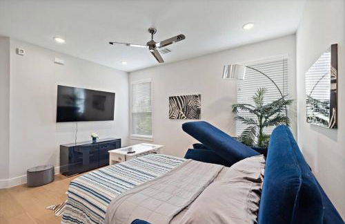 Black House - Downtown Elegance with HotTub and King Beds - Foto 27