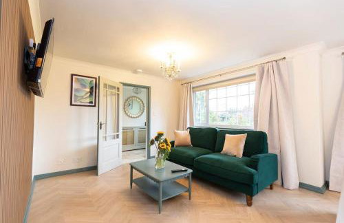 Hot Tub Free Parking 5 Bedroom Large Space - Photo 1