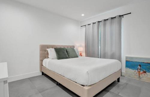 Contemporary 2BR Home with Pool & BBQ Access - Foto 24