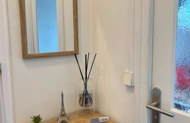 PARIS-MONTROUGE Magnifique Studio Appartement de 35m2 - très cosy pour 1 à 6 personnes refait à neuf - ENTIRE APARTMENT LUXIRIOUS AND WARM - Montrouge Paris 14ème - Proche Aéroport Orly & Parc Expositions Porte de Versailles FREE WIFI GRATUIT - Foto 18