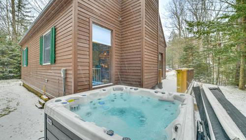 8 Mi to Mt Snow Cozy Bear Cabin with Hot Tub! - Foto 2