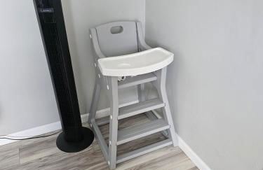 Cozy Roomy family sized apartment on major bus route close to all - Foto 31