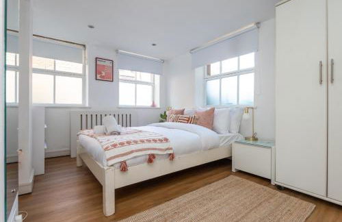 Bright and Spacious 3BDR Loft by Tooting Broadway - Photo 3