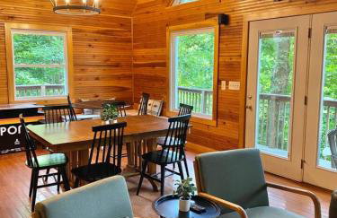 14 Guest 7 Bed 4 BR Lakefront Cabin w Hot Tub - Foto 4