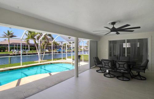 Chic & modern canal-front retreat with private pool - Azure Tides - Photo 14