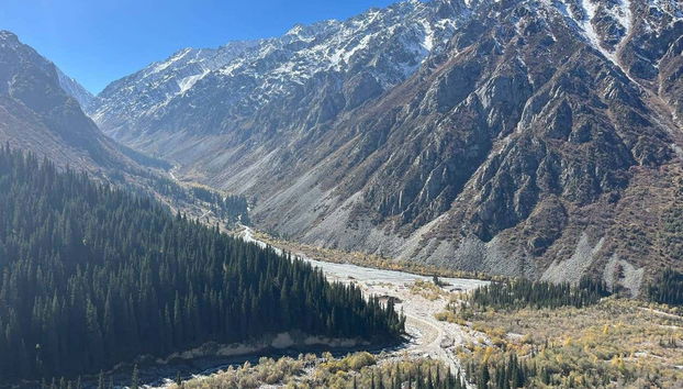 El paisaje del Parque Nacional Ala Archa en un día soleado