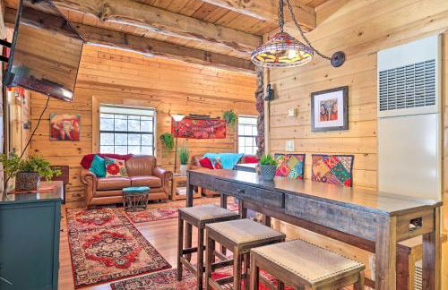 Rustic Duck Creek Village Cabin with Fire Pit! - Foto 8