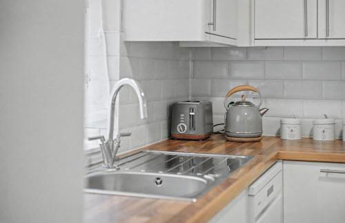 Countess House, Northampton - Stylish Modern 2-Bedroom House with Garden - Free Parking - Foto 31