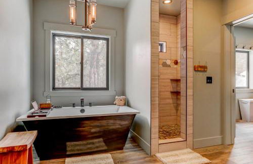 Camp 95 - Stunning Mountain Home - 4.5 Acres - Views - Hot Tub - Pet friendly - Private - Photo 24