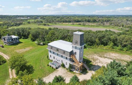 The Starlight Tower Hot Tub Suite with 8-Jet Massage Shower and Amazing Views - Foto 18